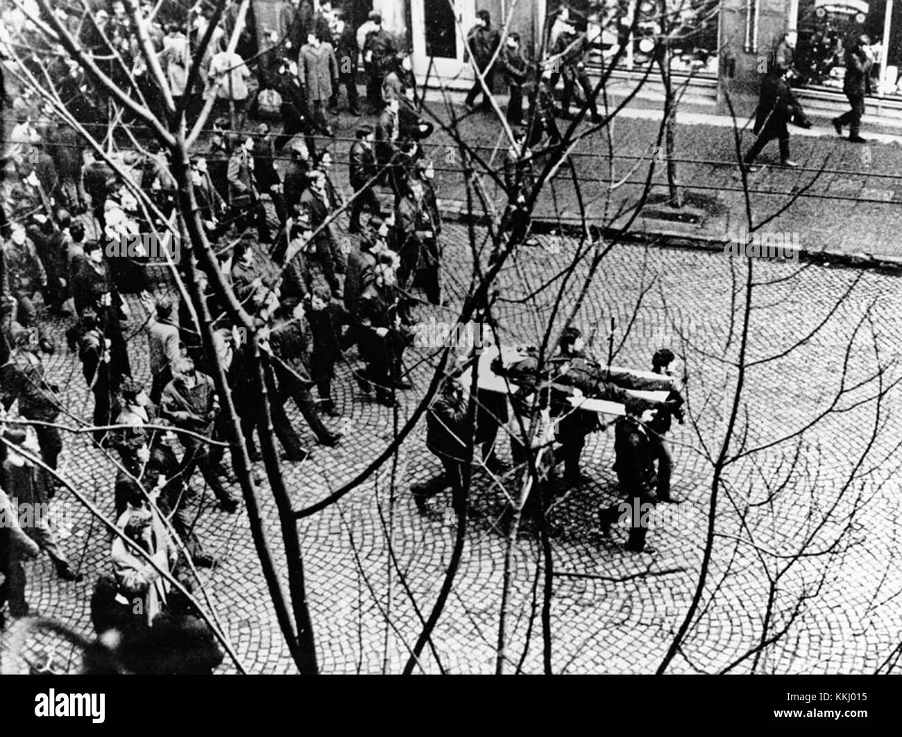 Questa foto, scattata il 17 dicembre 1970 a Gdynia, Polonia, mostra i lavoratori che trasportano il corpo di Zbigniew Godlewski, ucciso durante le proteste polacche del 1970. L'immagine riflette le intense turbolenze politiche e i disordini dei lavoratori in Polonia all'epoca. Foto Stock