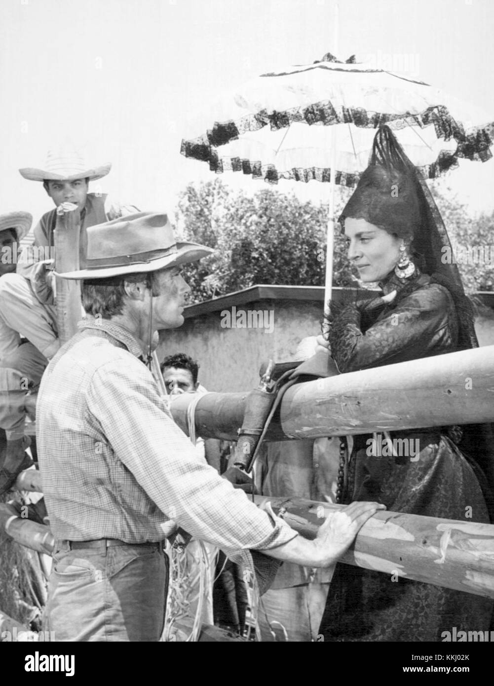 Clint Eastwood e Viveca Lindfors in una scena della serie televisiva occidentale del 1959 Rawhide, che mostra i ruoli iconici che hanno interpretato nello show. Foto Stock