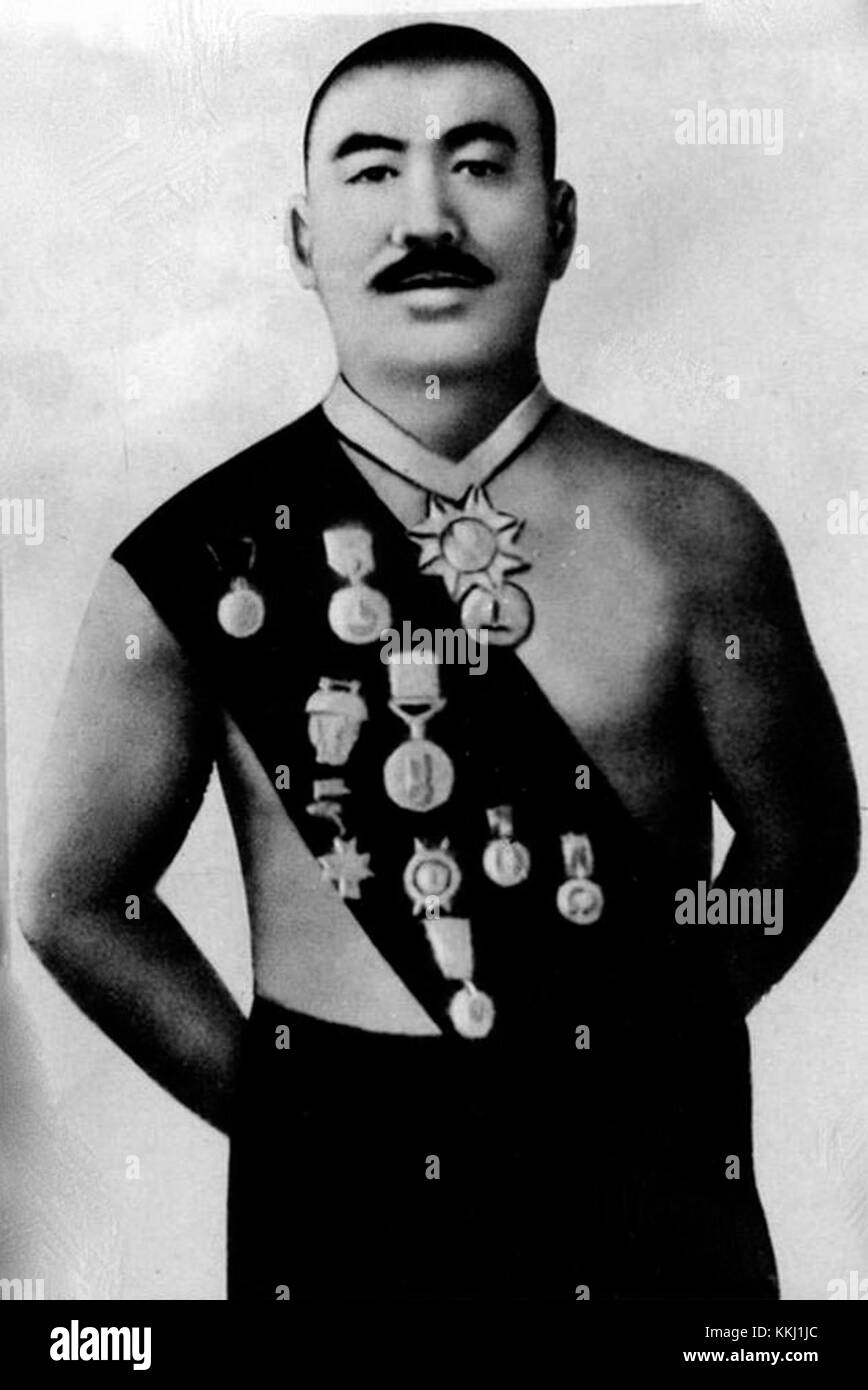 Kazhymukan Munaitpasov è stato un lottatore kazako ed eroe nazionale, rinomato per le sue eccezionali abilità nel wrestling freestyle e per i suoi contributi al patrimonio culturale del Kazakistan durante la fine del XIX secolo e l'inizio del XX secolo. Foto Stock