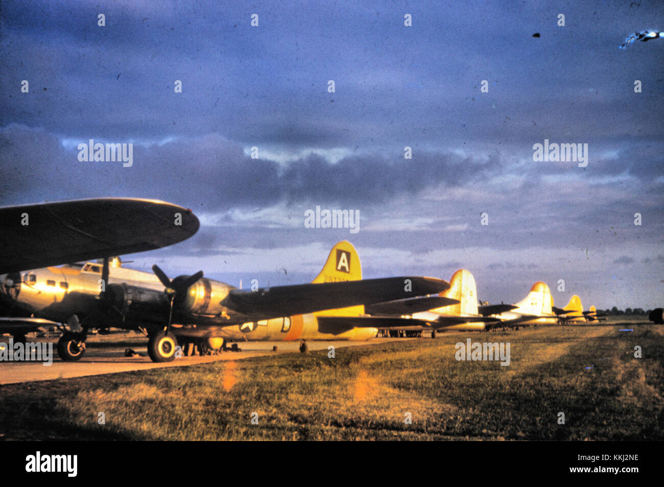 La RAF Bury St Edmunds fu una posizione chiave per il 94th Bombardment Group durante la seconda guerra mondiale. L'immagine mostra i B-17 Flying Fortress Aircraft sulla via di rullaggio, parte delle campagne di bombardamento strategico delle forze aeree alleate. Foto Stock