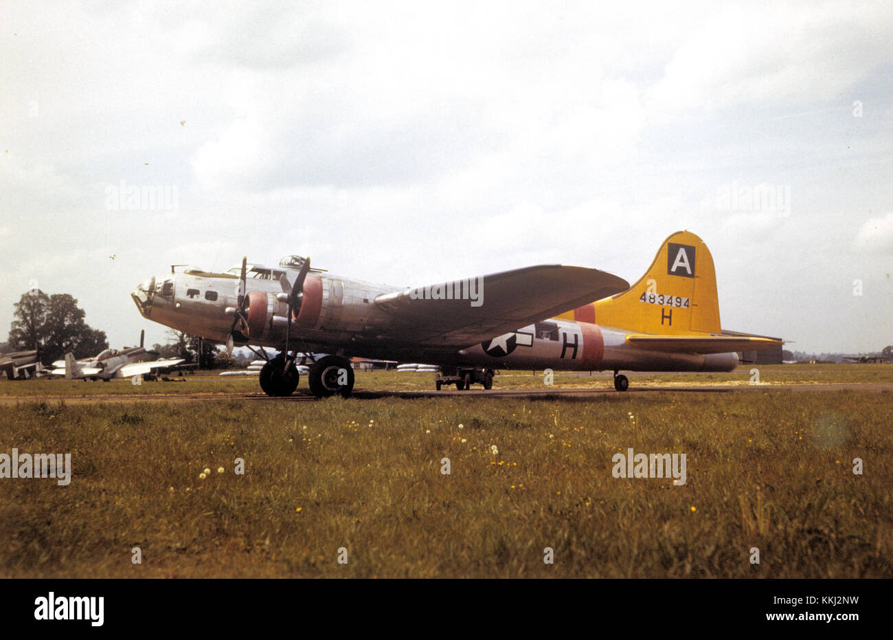 Il B-17 Flying Fortress 44-83494, parte del 94th Bombardment Group, era di stanza presso la RAF Bury St Edmunds durante la seconda guerra mondiale. Ha svolto un ruolo nelle operazioni aeree alleate in Europa ed è stato fondamentale per le missioni di bombardamento strategico. Foto Stock