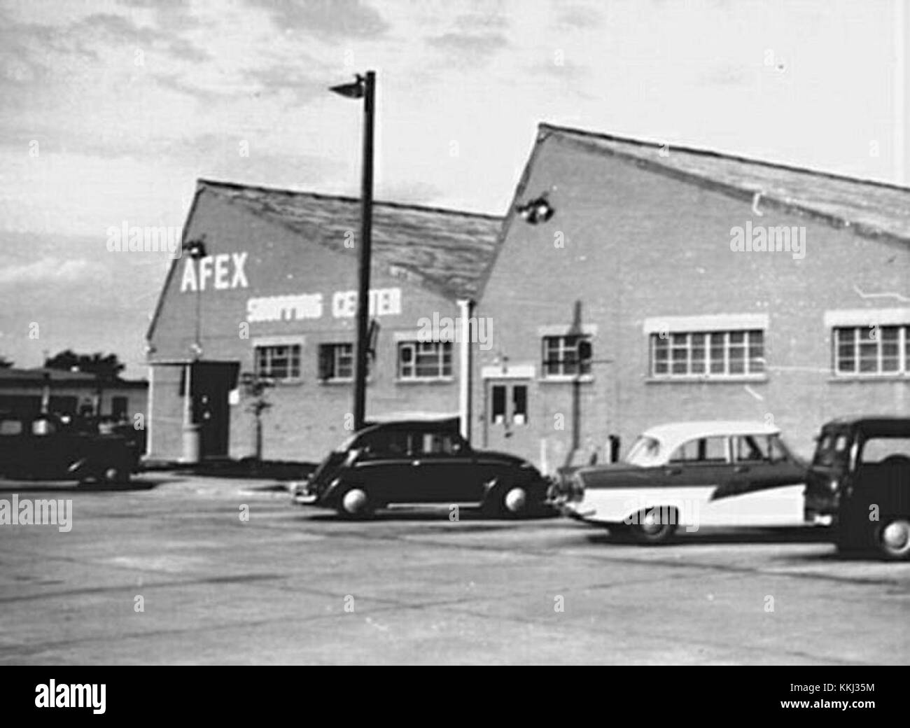 Una fotografia della grande apertura del 1957 base Exchange, che mostra un evento chiave nella storia militare e civile del commercio al dettaglio. Foto Stock