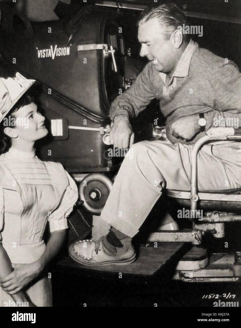 We're No Angels (1955) è un film commedia statunitense. Ambientato in una piccola città, racconta la storia di tre detenuti che, mentre scappano, si impegnano ad aiutare una famiglia locale, mescolando umorismo e momenti sentimentali. Foto Stock