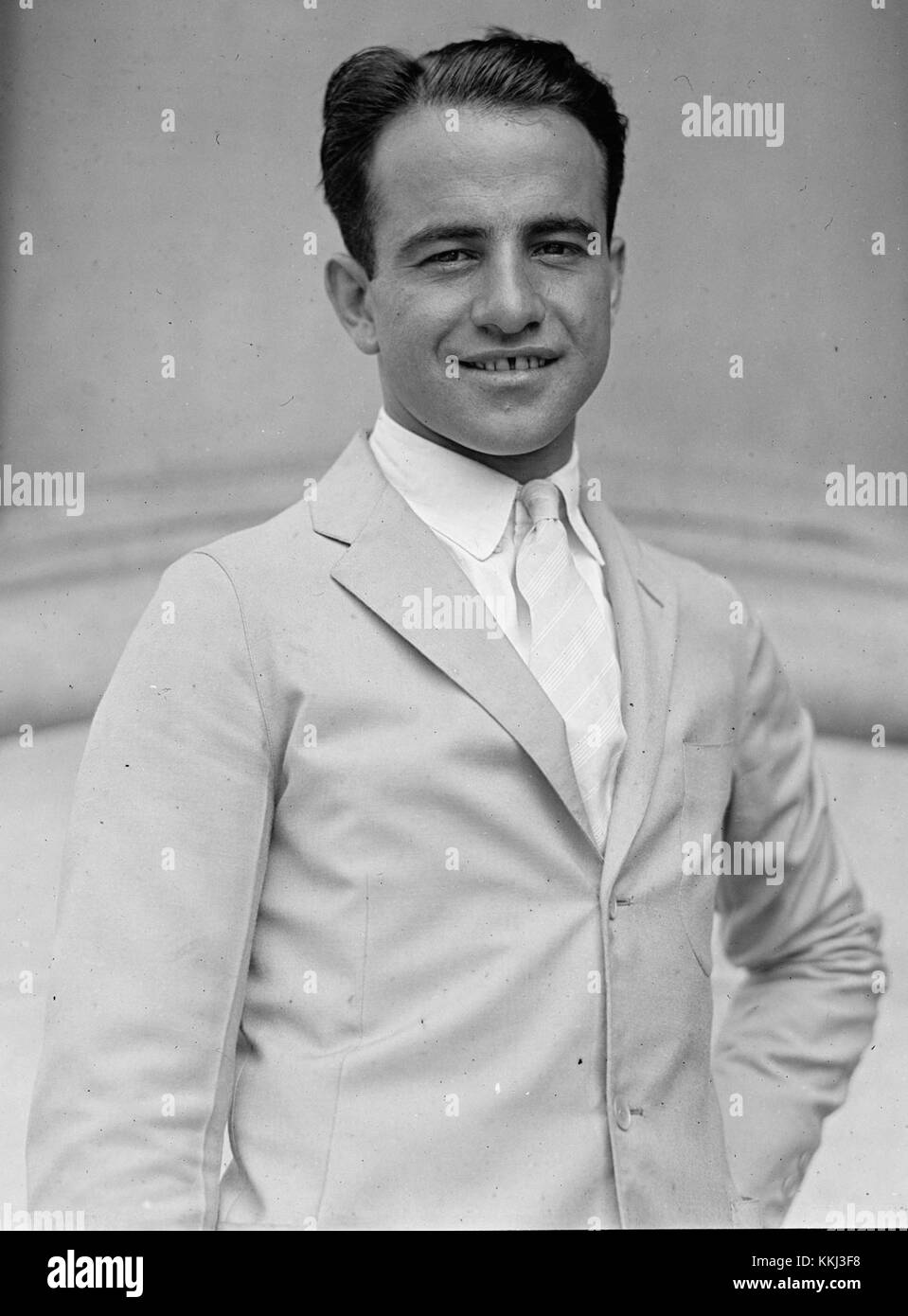 Pete DePaolo è stato un pilota automobilistico statunitense attivo all'inizio del XX secolo. L'immagine del 1925 lo cattura durante un periodo in cui era una figura di spicco negli sport motoristici, in particolare nelle corse automobilistiche. Foto Stock