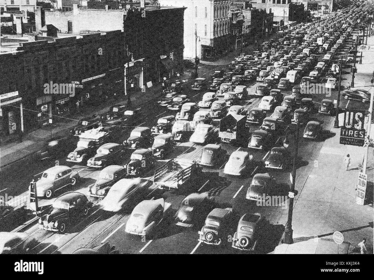 Questa immagine del 1941 mostra la US 25 Gratiot Avenue, una strada principale del Michigan. Cattura la scena di strada durante i primi anni del XX secolo, riflettendo lo sviluppo urbano di Detroit. Foto Stock