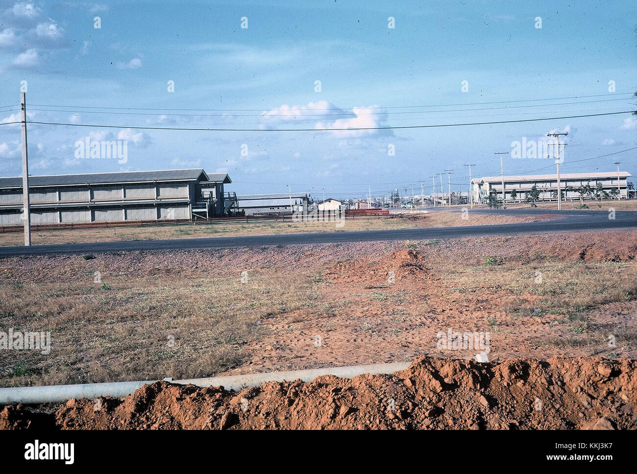 Camp Friendship, situato in un luogo sconosciuto, presenta nuove caserme per il personale abitativo. Il campo è probabilmente utilizzato per scopi militari o organizzativi e include servizi moderni. Foto Stock