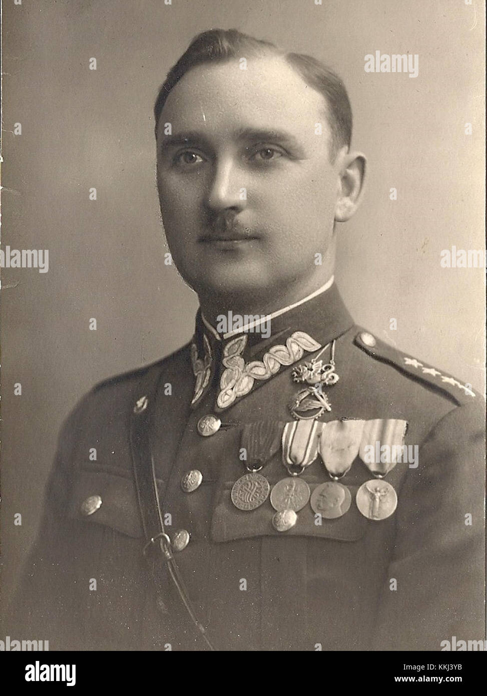 Un ritratto del capitano Szostak, una figura notevole nella storia militare polacca, riconosciuto per la sua leadership e i suoi contributi durante eventi storici significativi, esemplificando valore e dedizione alla sua nazione. Foto Stock