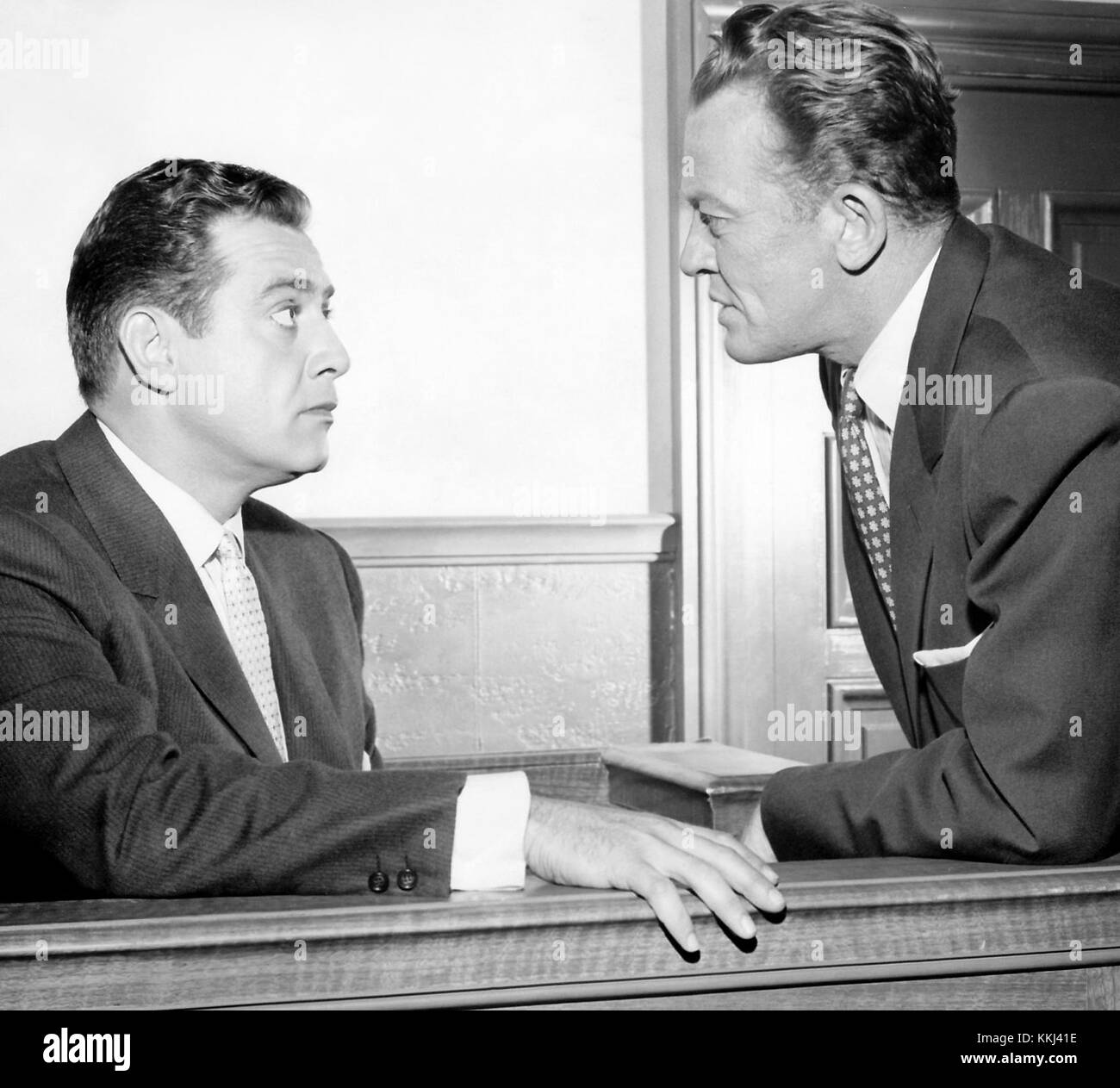 L'episodio di Perry Mason del 1958 con Burr e Talman è un momento significativo nella storia della televisione. Lo spettacolo è noto per la sua influenza sul genere del dramma legale e sui suoi personaggi iconici. Foto Stock