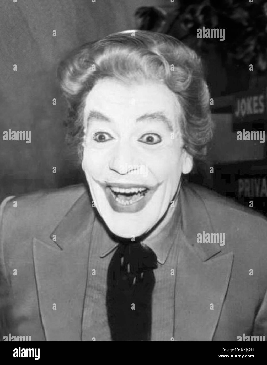 Cesar Romero ha interpretato il ruolo iconico del Joker nella serie televisiva Batman degli anni '1960. Conosciuto per il suo vivace ritratto, Joker di Romero è diventato uno dei cattivi più memorabili nella storia dei fumetti, con la sua performance accampata e più grande che mai spicca nella serie. Foto Stock