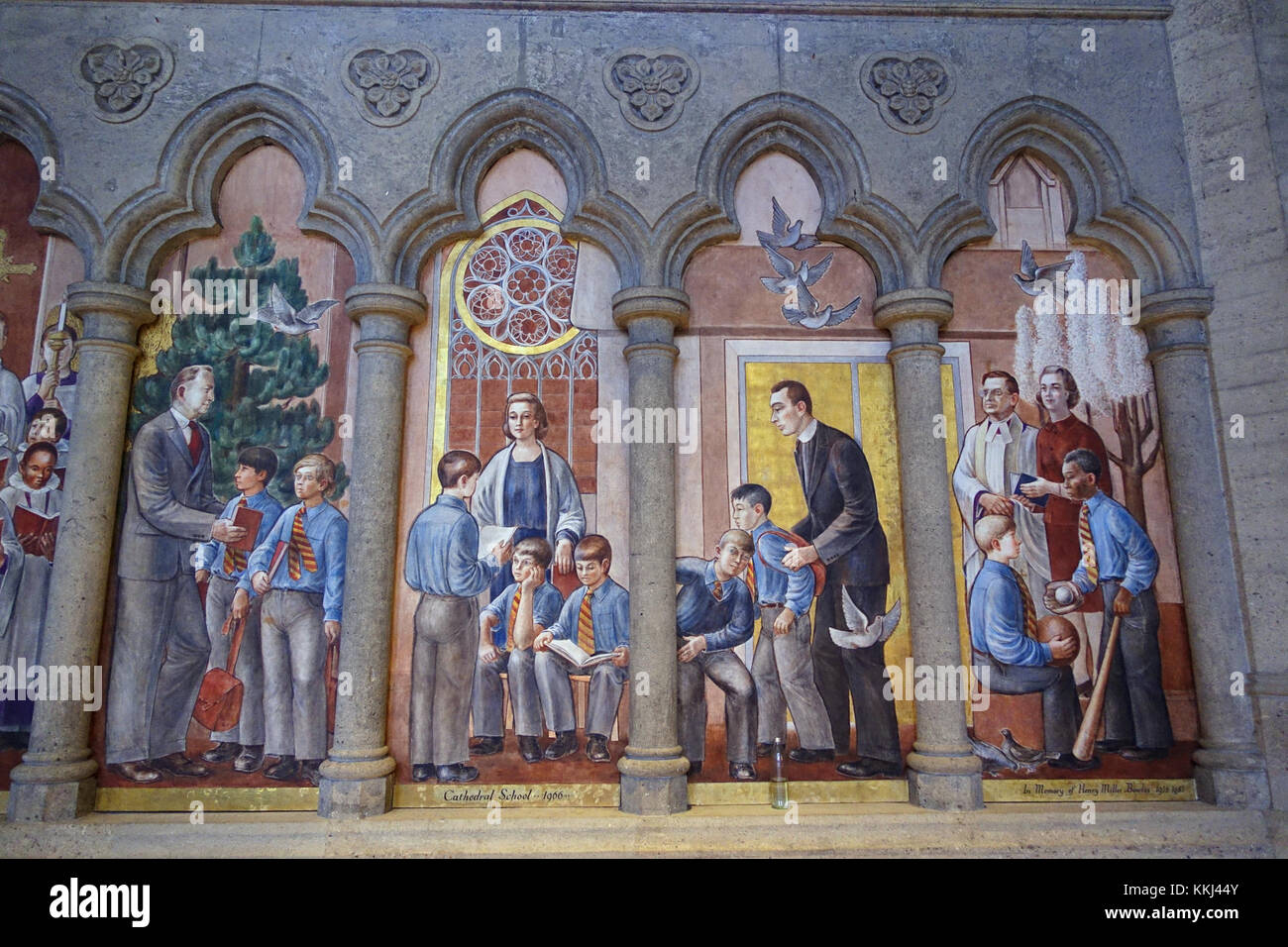 L'interno della Grace Cathedral di San Francisco, fotografata nel 1966, mostra la sua architettura gotica e il suo significato religioso come importante punto di riferimento spirituale e culturale della città. Foto Stock