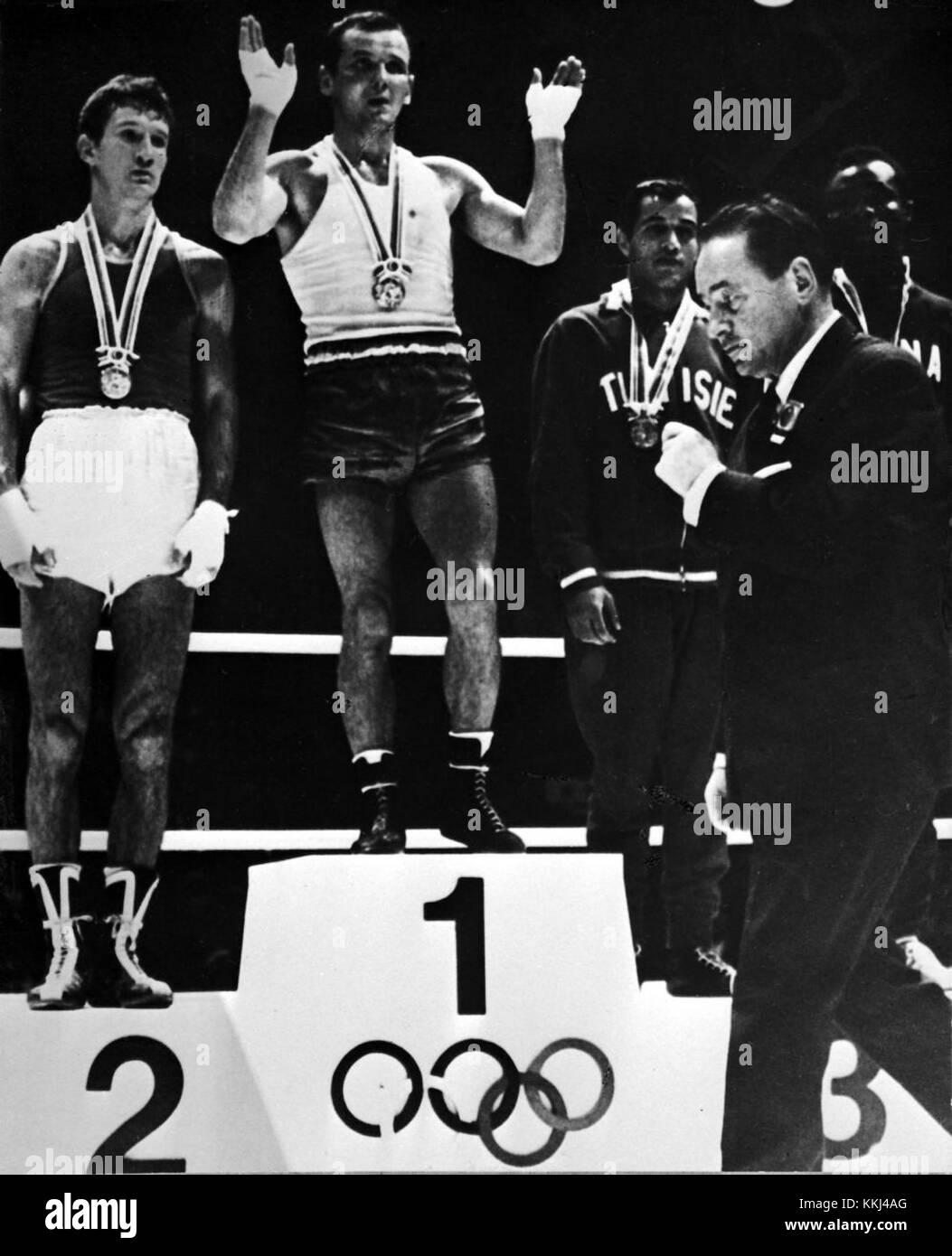 Le Olimpiadi estive del 1964 hanno caratterizzato una categoria di pesi leggeri di pugilato, con pugili esperti che gareggiano per le medaglie. Questo evento ha fatto parte delle Olimpiadi di Tokyo e ha evidenziato intense prestazioni atletiche. Foto Stock