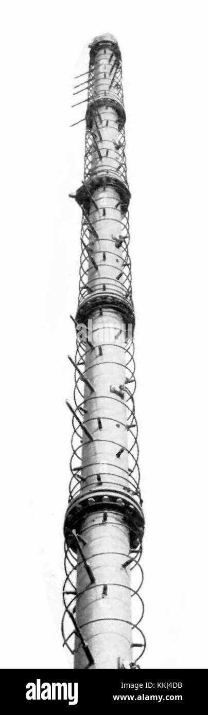 L'antenna di trasmissione televisiva UHF elicoidale è un componente importante nelle moderne telecomunicazioni. Viene utilizzato per trasmettere segnali televisivi su lunghe distanze, consentendo una ricezione chiara in varie regioni. Foto Stock