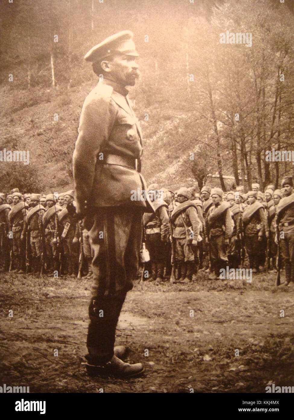 Il generale Kornilov fu una figura di spicco nella storia militare russa, servendo durante l'inizio del XX secolo. È ricordato per la sua leadership durante la prima guerra mondiale e la rivoluzione russa. Foto Stock