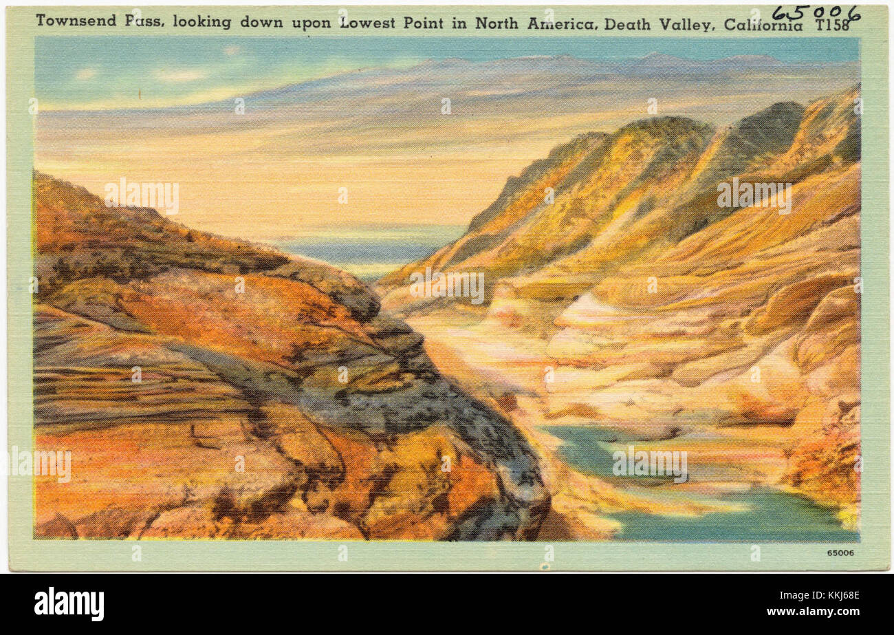 Affacciato sulla Death Valley, California, dal Townsend Pass, il fondo della valle si trova sotto il livello del mare, raggiungendo il punto più basso del Nord America, a Badwater Basin, 282 metri sotto il livello del mare. Foto Stock