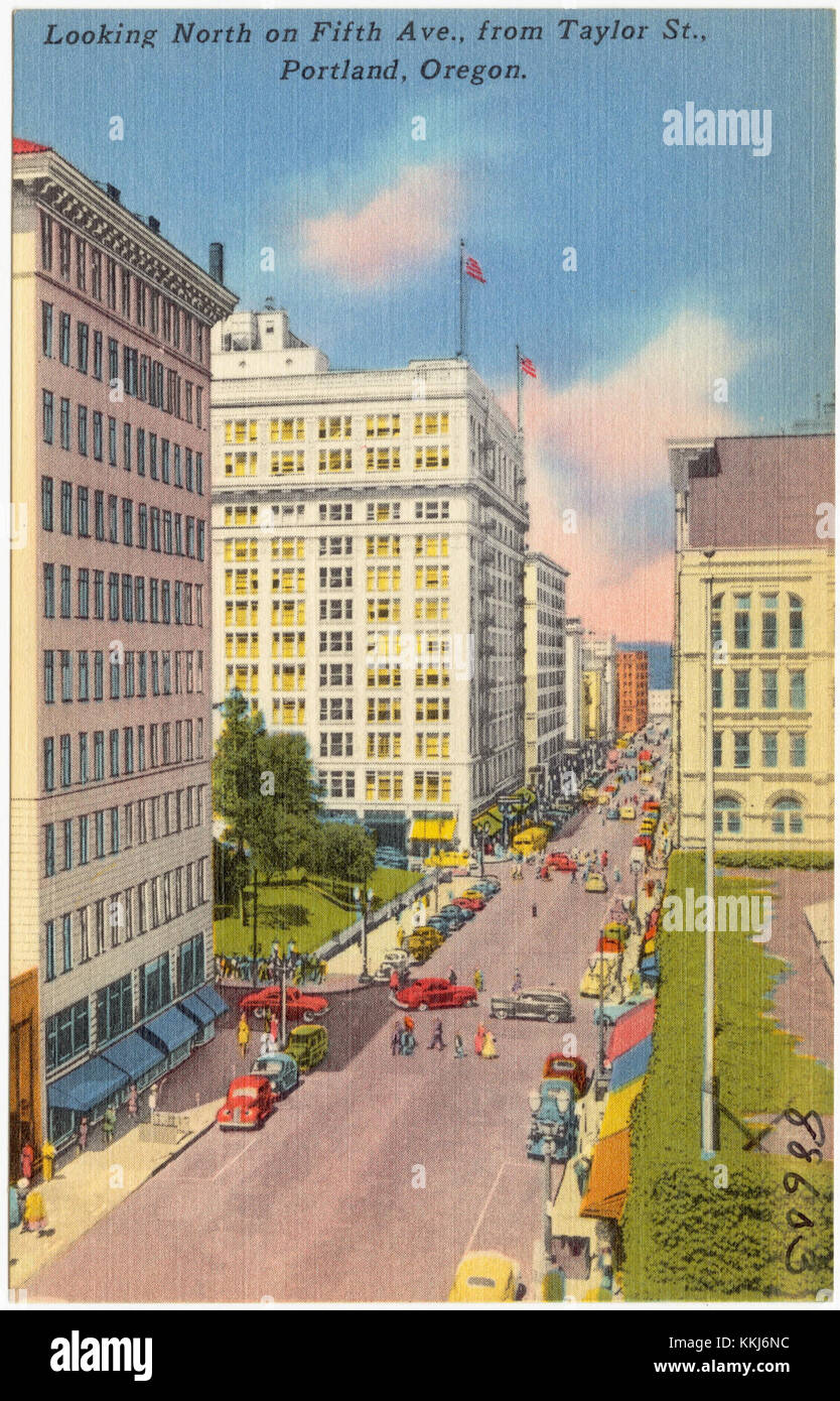 Una vista storica che guarda a nord sulla Fifth Avenue da Taylor Street a Portland, Oregon. L'immagine cattura una scena dell'inizio del XX secolo con edifici, strade e trasporti che riflettono lo sviluppo urbano durante quel periodo. La foto offre informazioni sull'evoluzione architettonica e urbanistica di Portland. Foto Stock