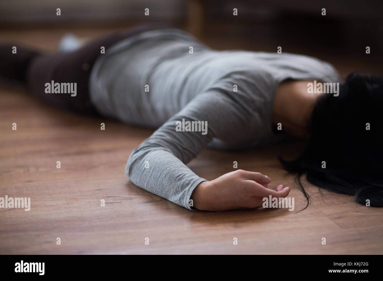 Donna morta corpo disteso sul pavimento in corrispondenza della scena del crimine Foto Stock