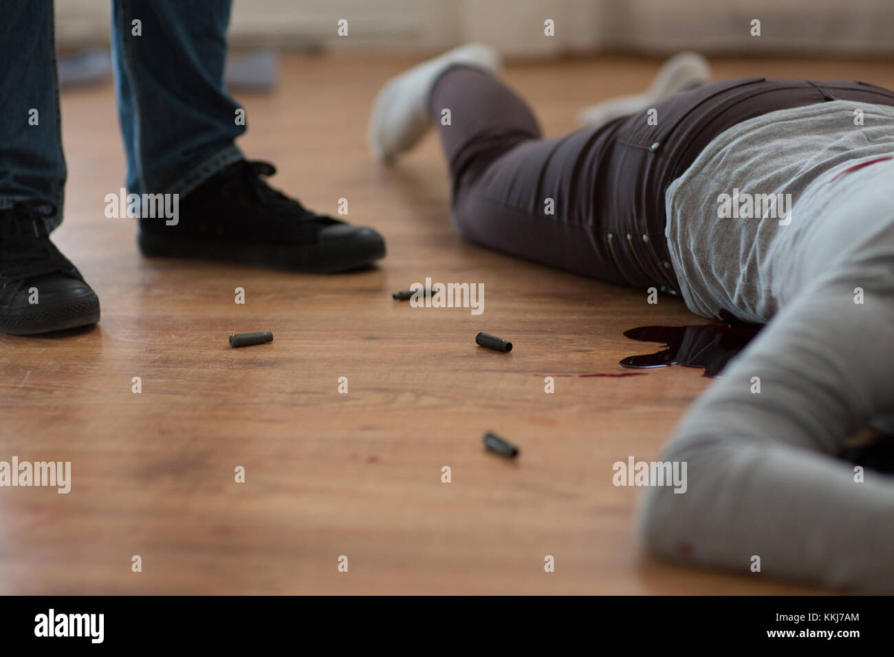 Penale con corpo morto e proiettili a scena del crimine Foto Stock