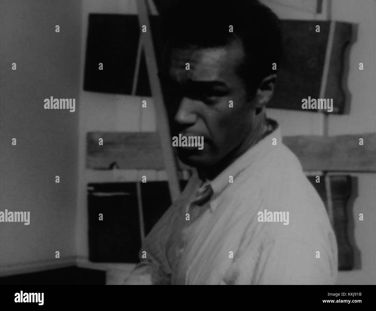 Duane Jones interpreta Ben, il protagonista, nel classico horror del 1968 "la notte dei morti viventi". Il film, una voce significativa nel genere, vede Jones come uno dei primi eroi neri nel cinema mainstream. Foto Stock