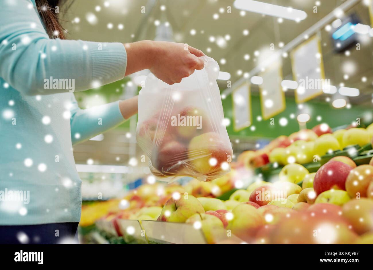 Donna con la borsa di mele di acquisto al negozio di alimentari Foto Stock