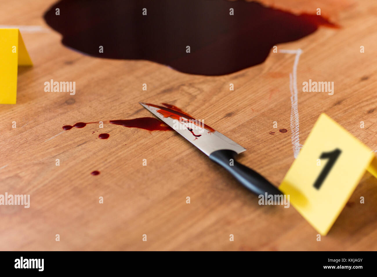 Coltello in sangue e chalk outline a scena del crimine Foto Stock