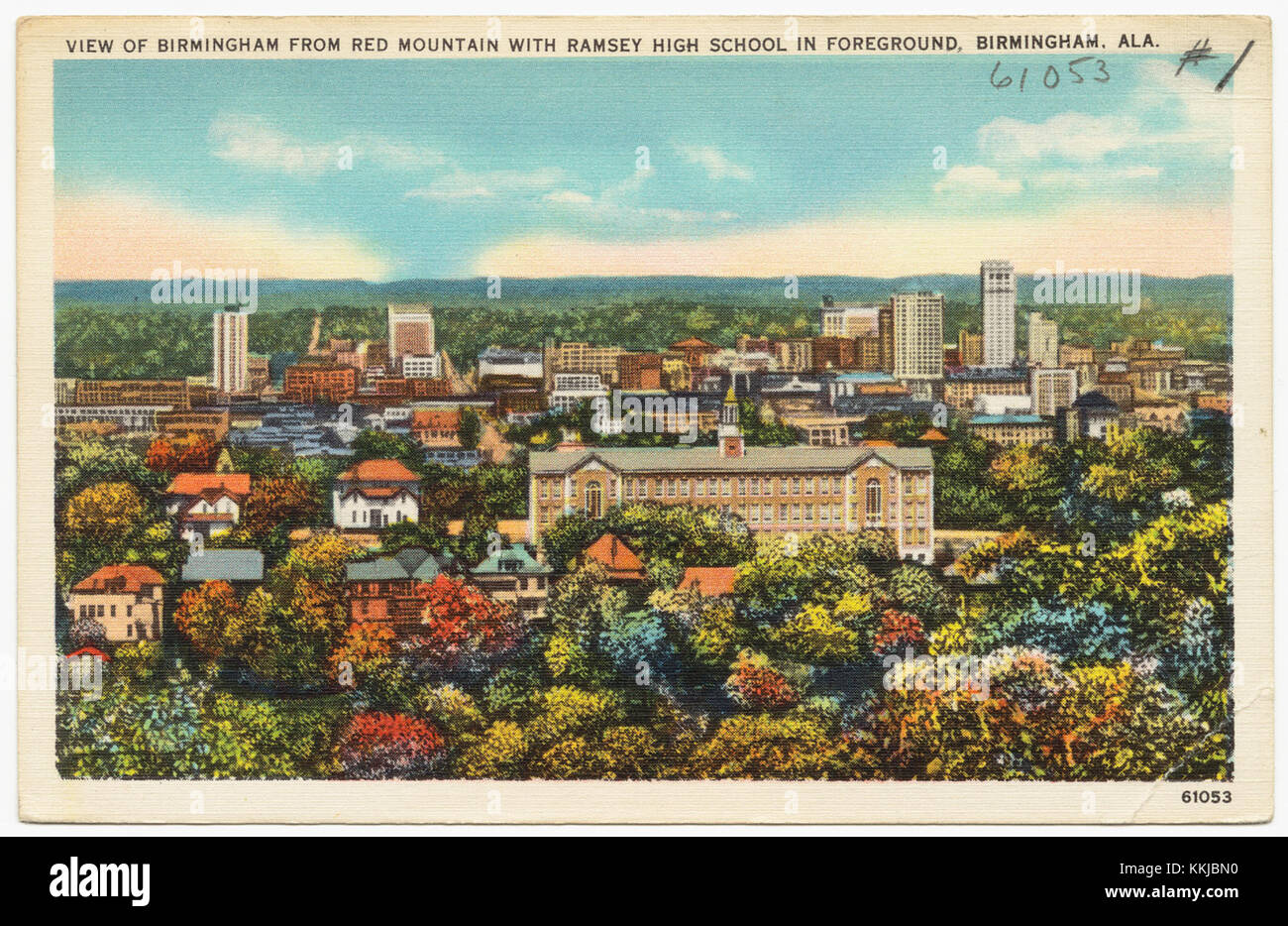 Questa fotografia mostra una vista di Birmingham, Alabama, da Red Mountain, con la Ramsey High School in primo piano. L'immagine cattura il paesaggio urbano e i monumenti più importanti di Birmingham. Foto Stock