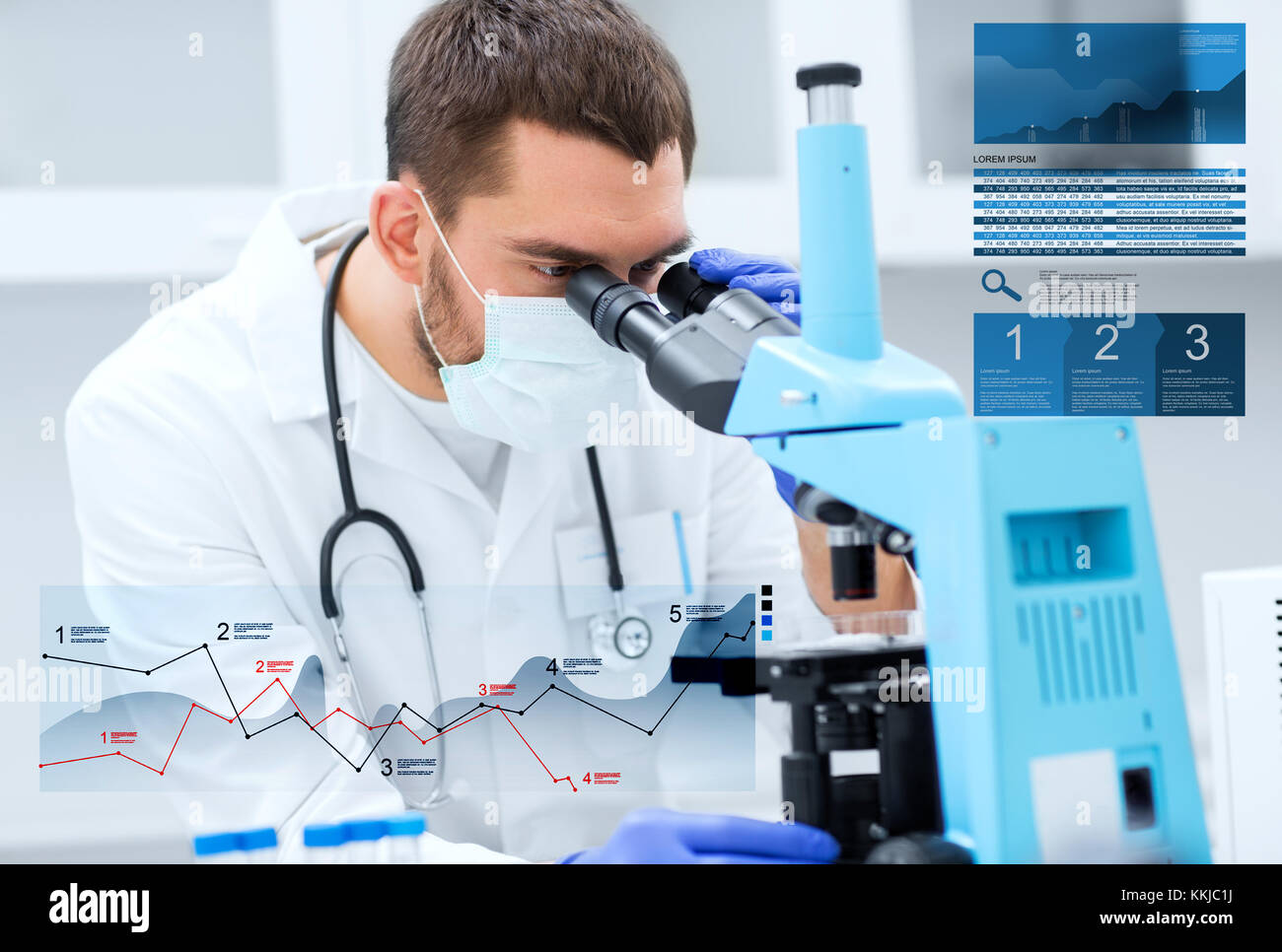Medico con microscopio in laboratorio clinico Foto Stock