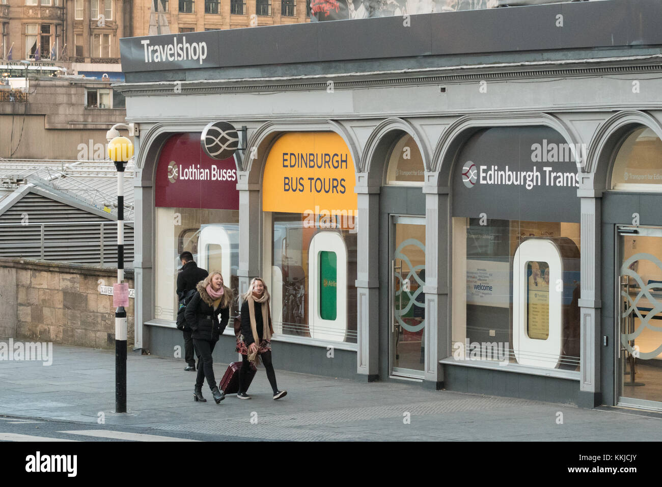 Edinburgh Travelshop sul Waverley Bridge Edinburgh, Scotland, Regno Unito Foto Stock