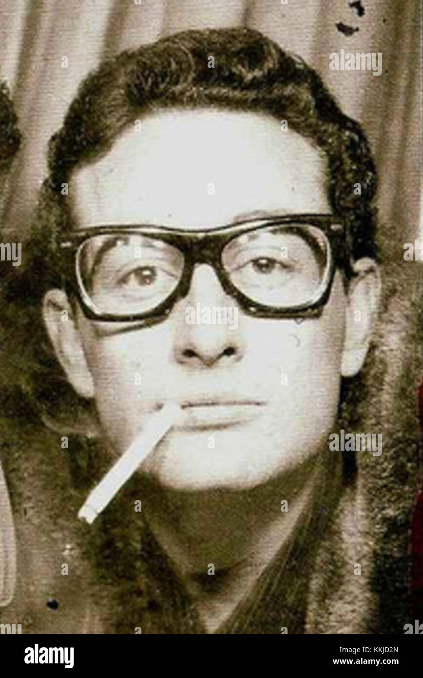 Una fotografia del 1959 cattura Buddy Holly, l'influente musicista rock and roll americano noto per i suoi successi come "Peggy sue" e "That'll Be the Day". La musica e lo stile innovativi di Holly hanno lasciato un impatto duraturo sul genere. Foto Stock