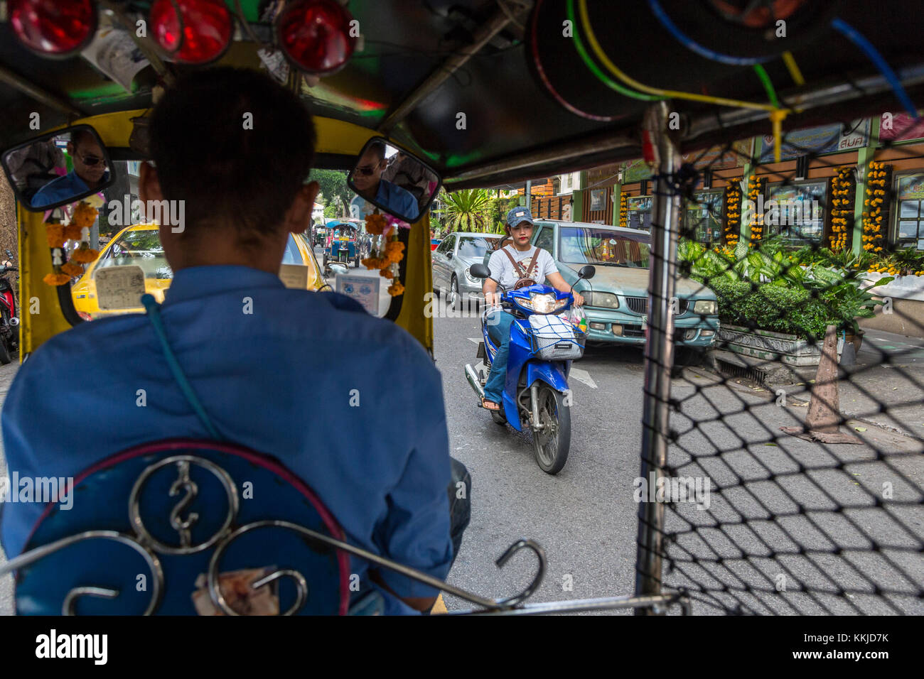 Bangkok, Tailandia. Il passeggero Street vista dall'interno di un-Tuk Tuk (a tre ruote moto taxi.) Foto Stock
