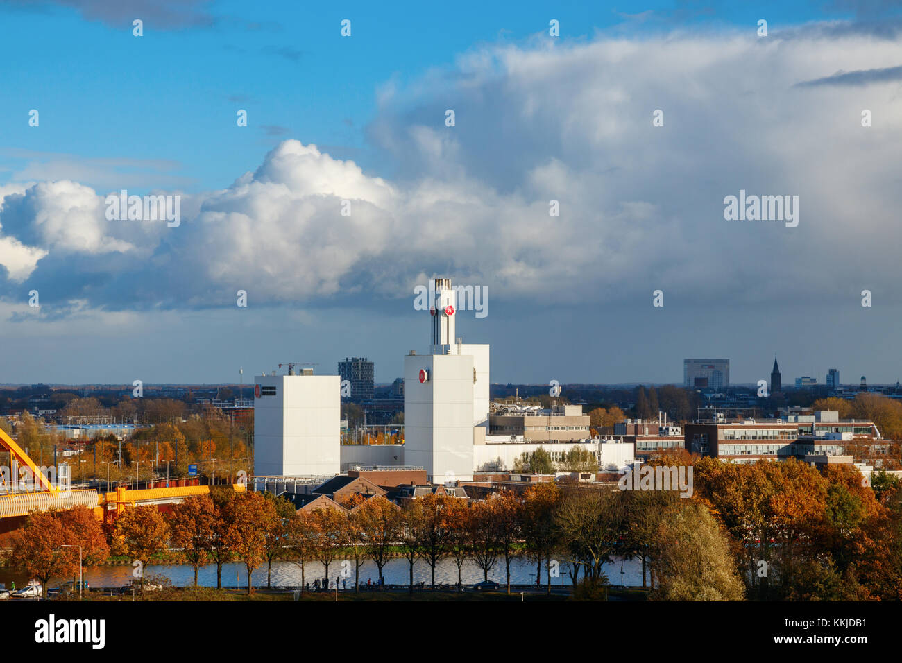 Amsterdam-Rhine Canal con il caffè Douwe Egberts caffè torrefazione sotto un cielo blu con nuvole. Utrecht, Paesi Bassi. Foto Stock