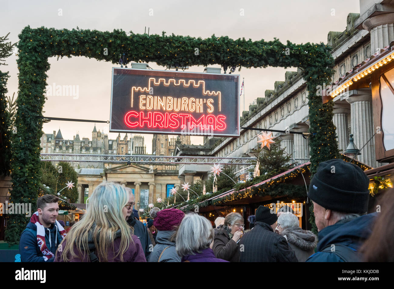 Edimburgo di Natale 2017 - le persone che entrano nel mercato di Natale a Edimburgo, Scozia, Regno Unito Foto Stock