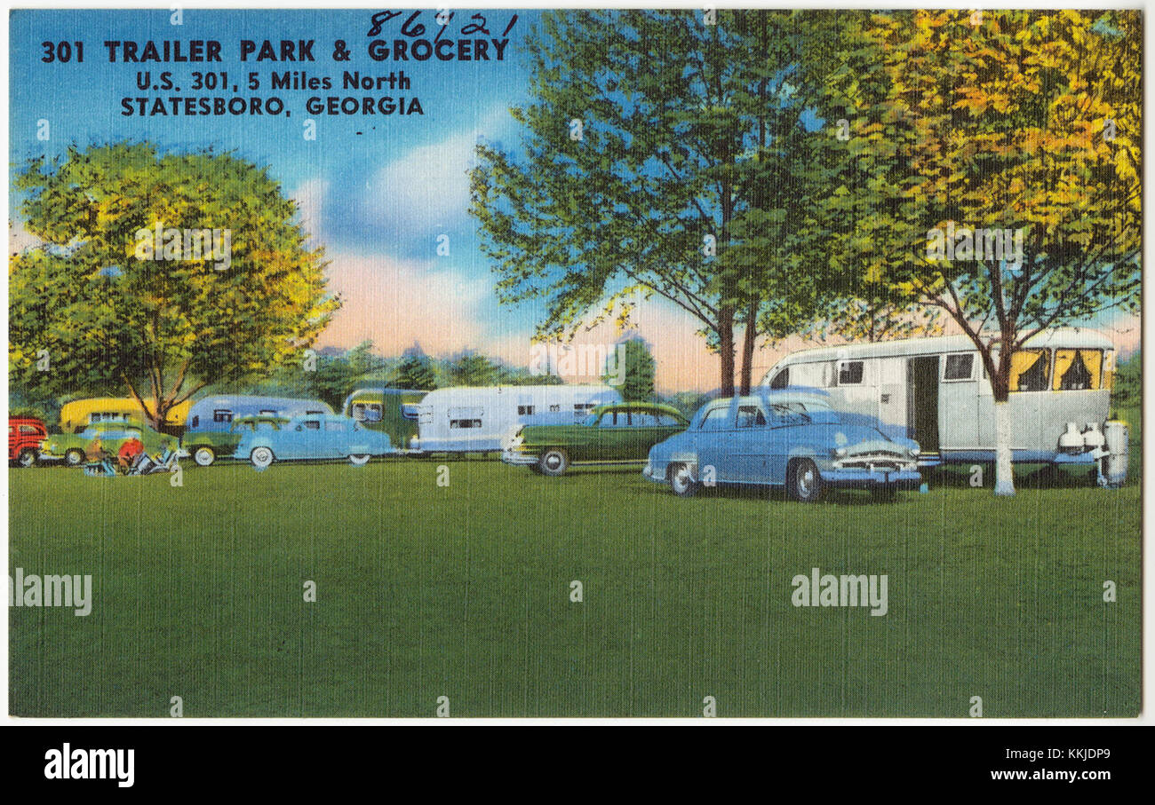 La fotografia 8343880246 raffigura il Trailer Park & Grocery del 301, situato 8 km circa a nord di Statesboro, Georgia, che mette in risalto questa struttura rurale lungo la U.S. Route 301. Foto Stock