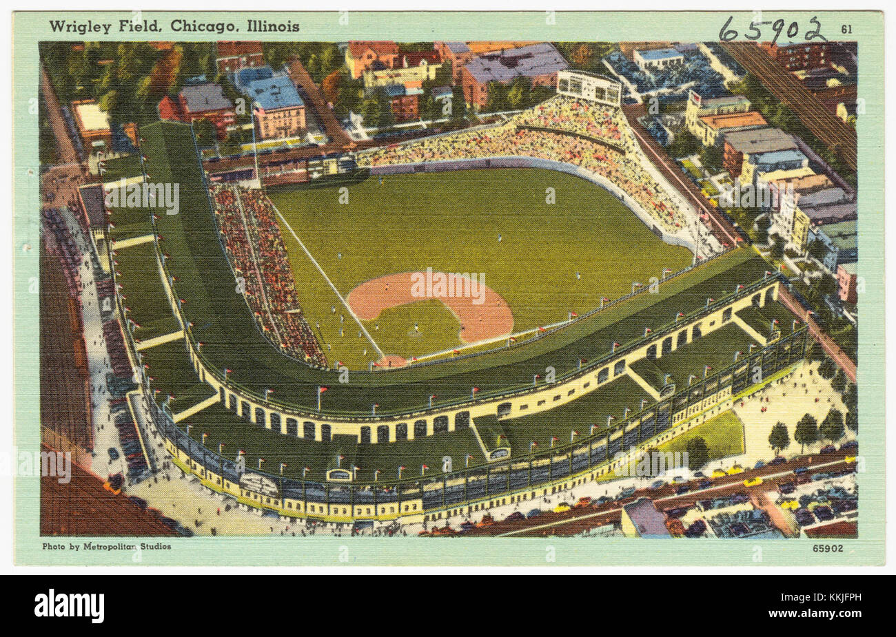 Questa cartolina dei Tichnor Bros. Presenta un'immagine iconica di Wrigley Field, sede dei Chicago Cubs, uno degli stadi di baseball più famosi degli Stati Uniti. La cartolina mostra l'architettura classica dello stadio ed è un prezioso pezzo storico della cultura sportiva di Chicago. Foto Stock