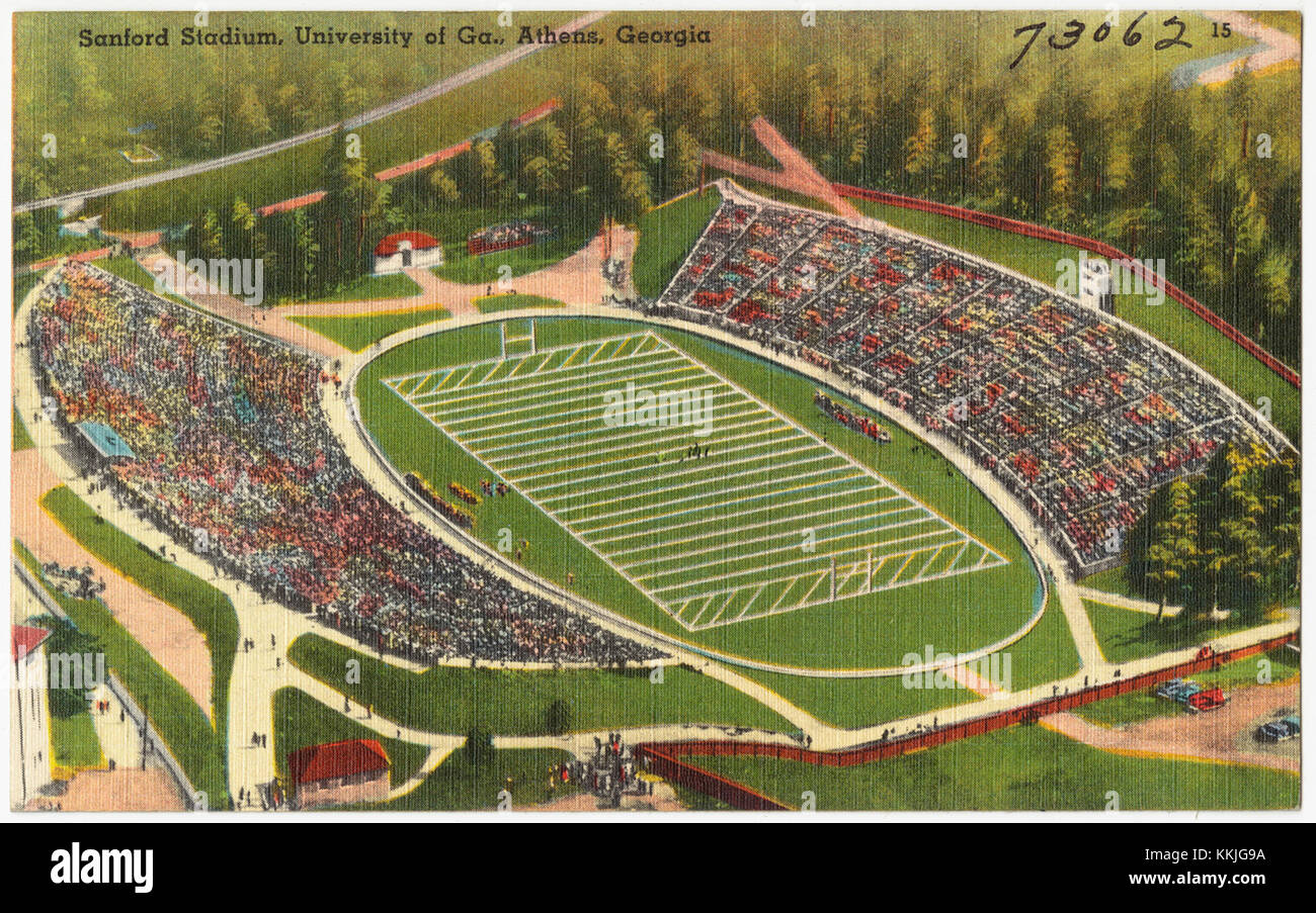 Il Sanford Stadium, situato presso l'Università della Georgia ad Athens, Georgia, è il campo di casa della squadra di calcio dell'università. Conosciuta per la sua grande capacità di posti a sedere e lo status iconico, svolge un ruolo significativo nello sport universitario e nella vita studentesca. Foto Stock