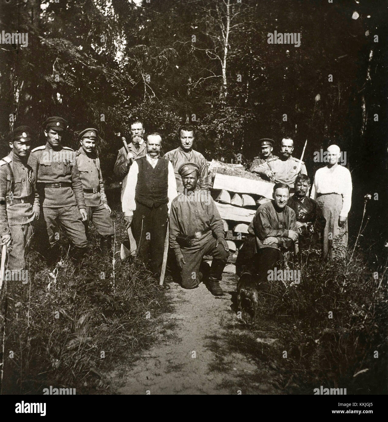 Una fotografia storica raffigurante Nicola II di Russia, la granduchessa Maria Nikolaevna, il principe Vasilij Dolgorukov e i loro servitori a Carskoye Selo, che mostra la vita della famiglia imperiale russa all'inizio del XX secolo. Foto Stock