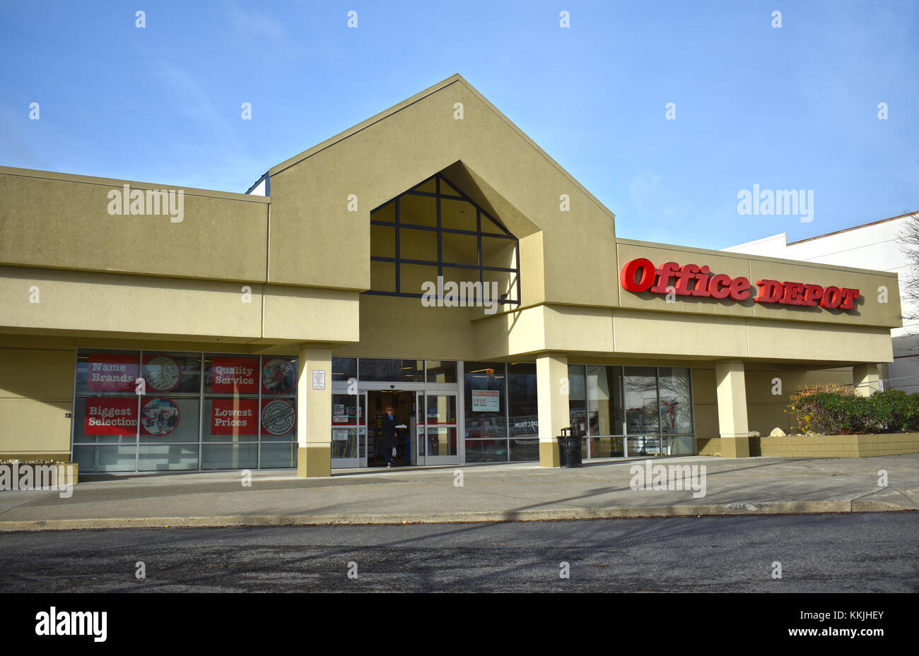 Office Depot storefront in Bellingham, Washington. Una donna sta andando attraverso le porte di ingresso di lasciare il negozio. Foto Stock