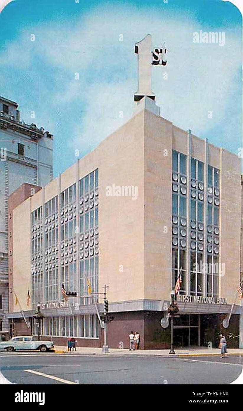 Una fotografia storica del 1960 con la First National Bank, che evidenzia il suo ruolo nel settore finanziario in quel periodo. L'immagine cattura l'architettura e l'ambientazione urbana del tempo. Foto Stock