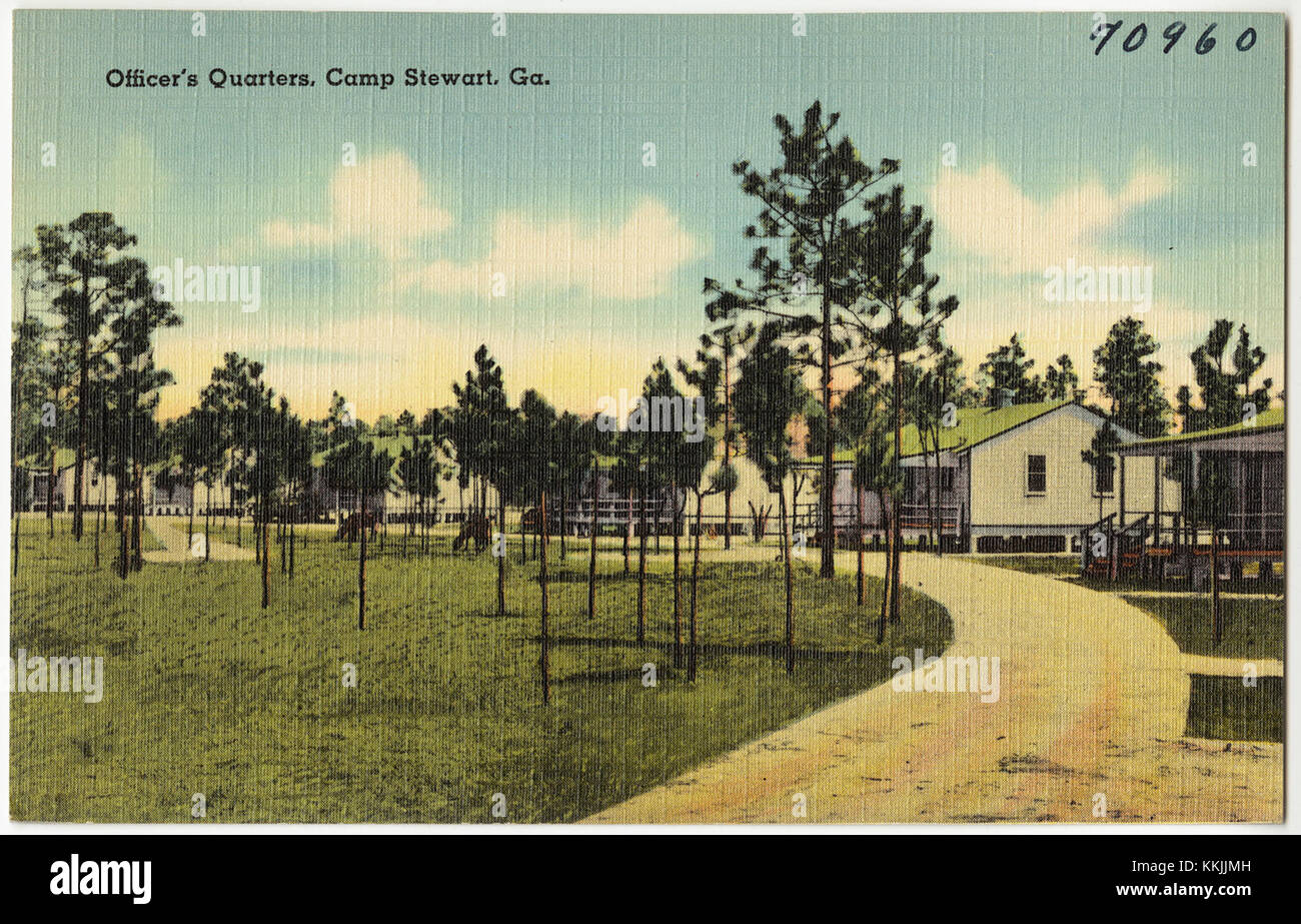 Questa immagine raffigura gli alloggi degli ufficiali a Camp Stewart in Georgia, mostrando gli edifici residenziali e l'architettura storica della struttura militare. Foto Stock
