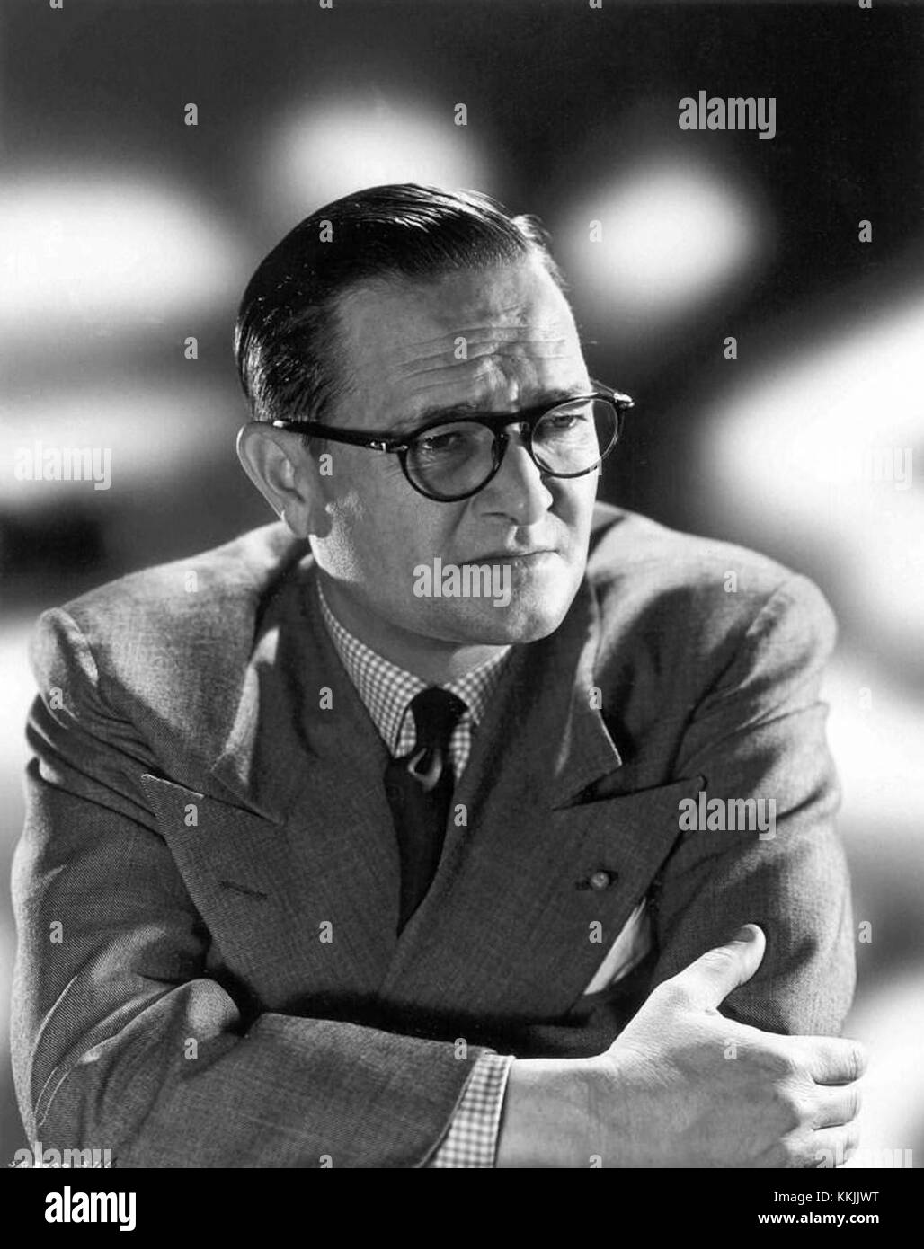 Gregg Toland è stato un influente direttore della fotografia americano, noto per il suo lavoro innovativo nella fotografia cinematografica, compreso il suo ruolo in film come *Citizen Kane* e *The Grapes of Wrath*. I suoi contributi alle tecniche cinematografiche e alla narrazione visiva hanno avuto un impatto significativo sul settore. Foto Stock