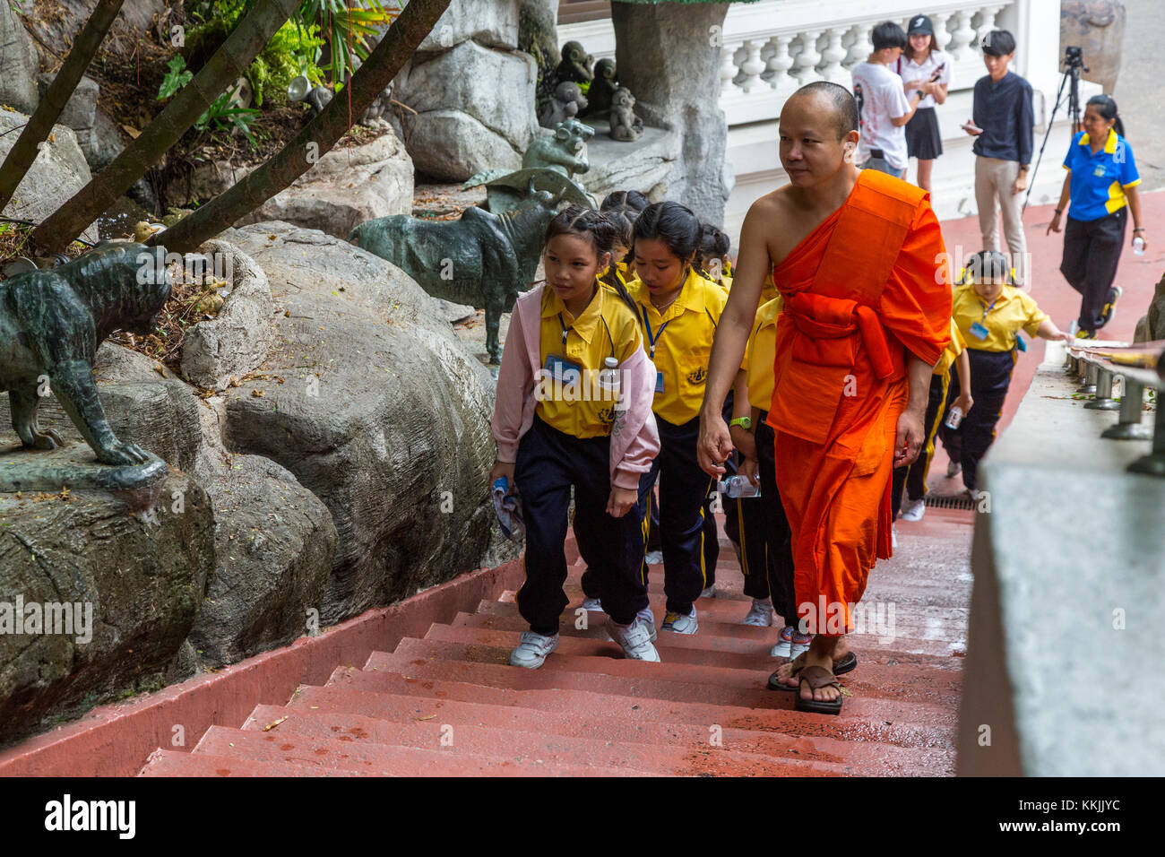 Bangkok, Tailandia. Monaco conduce studentesse in occasione di una visita al Wat Saket (Phu Khao Thong), il Golden Mount. Foto Stock