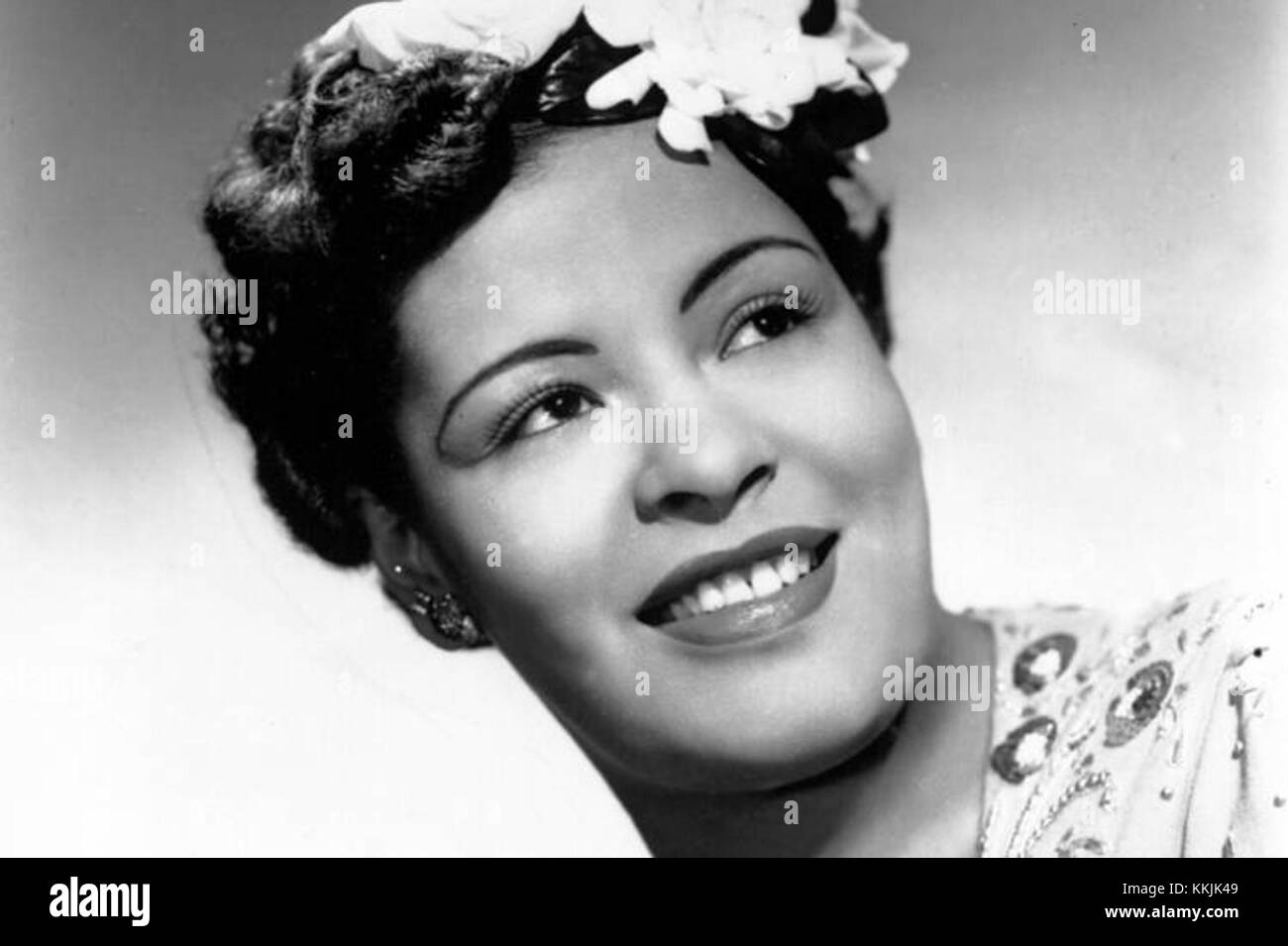 Billie Holiday era un'iconica cantante jazz e blues americana, nota per la sua voce unica e la sua profonda emozione. La sua carriera si estende dagli anni '1930 agli anni '1950, ed è celebrata per canzoni come "Strange Fruit" e "God Bless the Child". L'influenza di Holiday sulla musica e sul jazz è duratura. Foto Stock