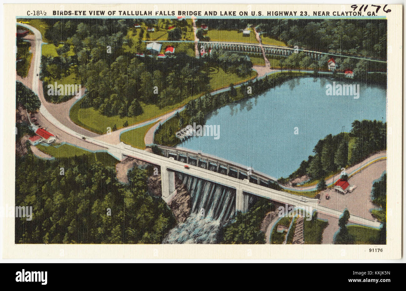 Una vista dall'alto del Tallulah Falls Bridge e del lago, che mostra la bellezza naturale del paesaggio vicino a Clayton, Georgia, con l'autostrada U.S. 23 che attraversa la zona. Foto Stock