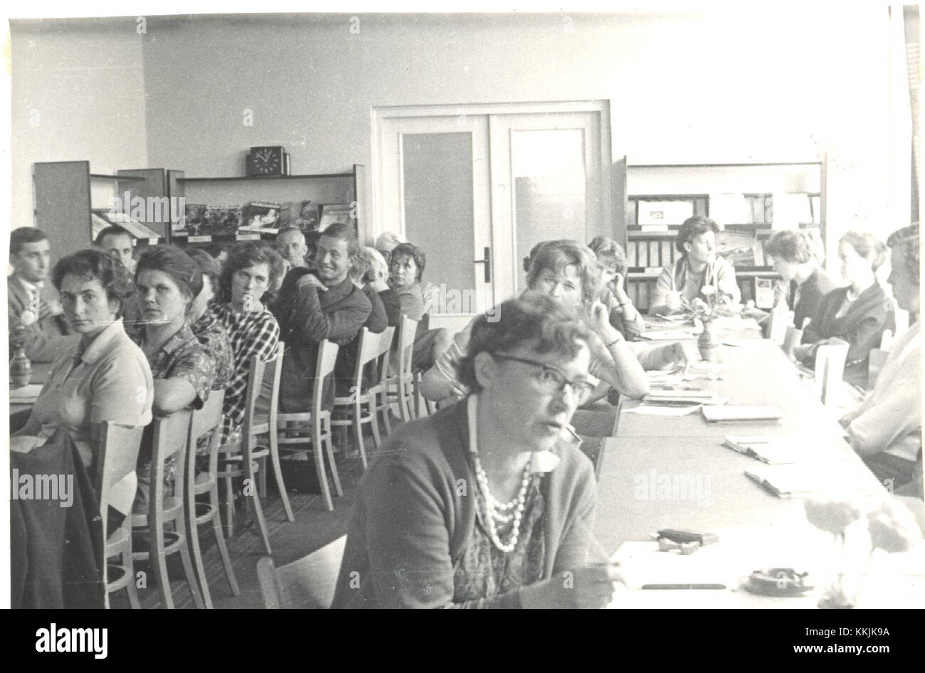 Il Seminario bibliotecario del 1963 (Seminarium bibliotekarzy) si è tenuto in un nuovo edificio della biblioteca in Polonia, segnando un importante evento nello sviluppo della scienza bibliotecaria e della formazione professionale nella regione. Foto Stock