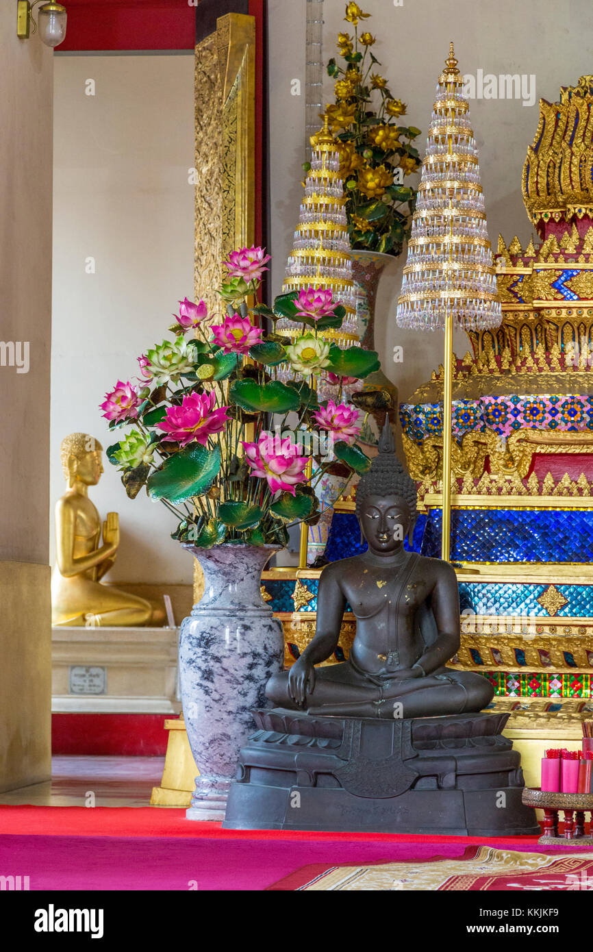 Bangkok, Tailandia. Statua del Buddha al Wat Saket (Phu Khao Thong), adiacente al Golden Mount. Foto Stock