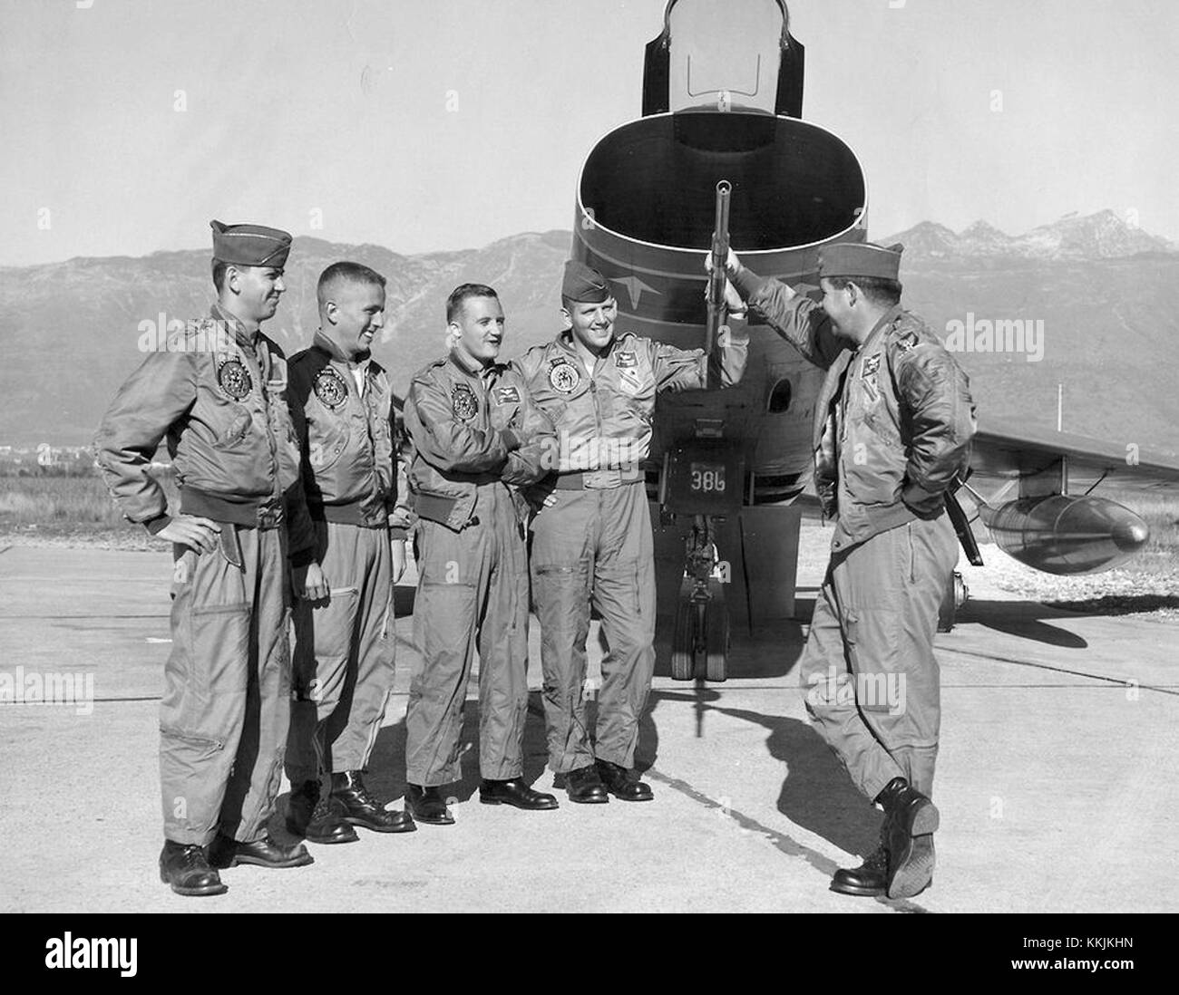 Questa immagine mostra i piloti F-100 del 353d Tactical Fighter Squadron (TFS) di stanza ad Aviano, in Italia, che mostrano l'aviazione militare in azione durante l'era della Guerra fredda. Foto Stock