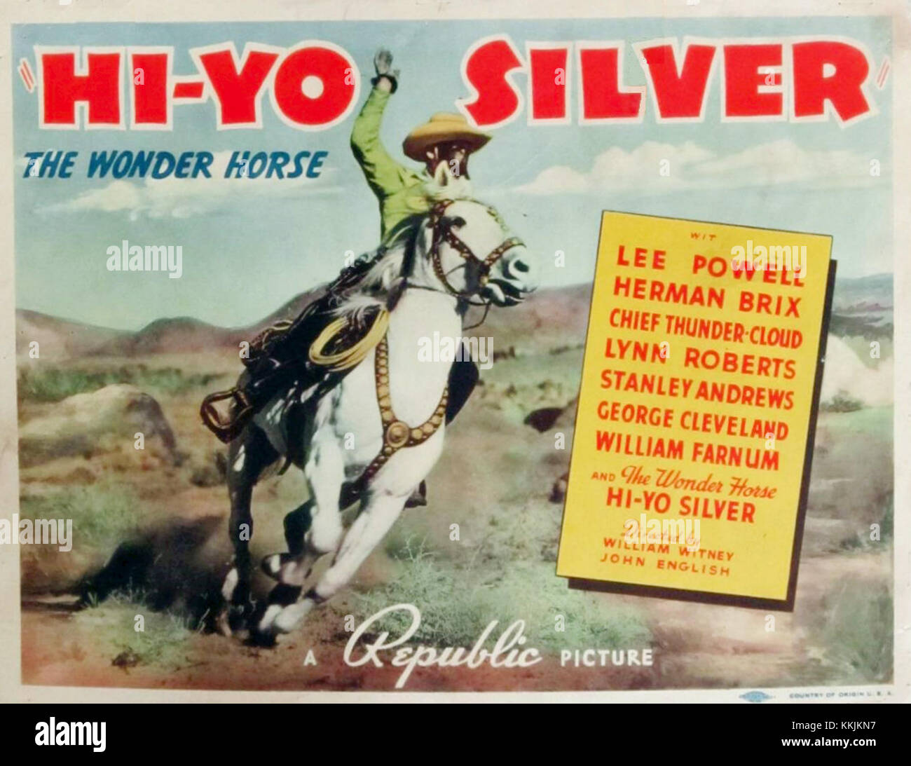 La lobby card per *Hi Yo Silver* presenta una scena drammatica del film del 1934. L'immagine mette in risalto il protagonista, un eroico cowboy, che cavalca il suo cavallo insieme a scatti pieni d'azione che catturano l'essenza dei film occidentali dell'epoca. Questo materiale promozionale è stato utilizzato per pubblicizzare l'uscita del film. Foto Stock