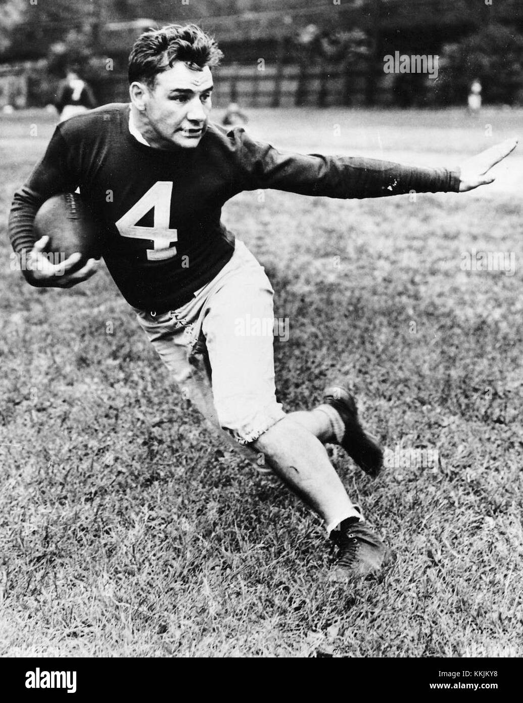 Tuffy Leemans era un calciatore professionista noto per i suoi contributi allo sport. Questa immagine probabilmente lo mostra in azione durante una partita. Foto Stock