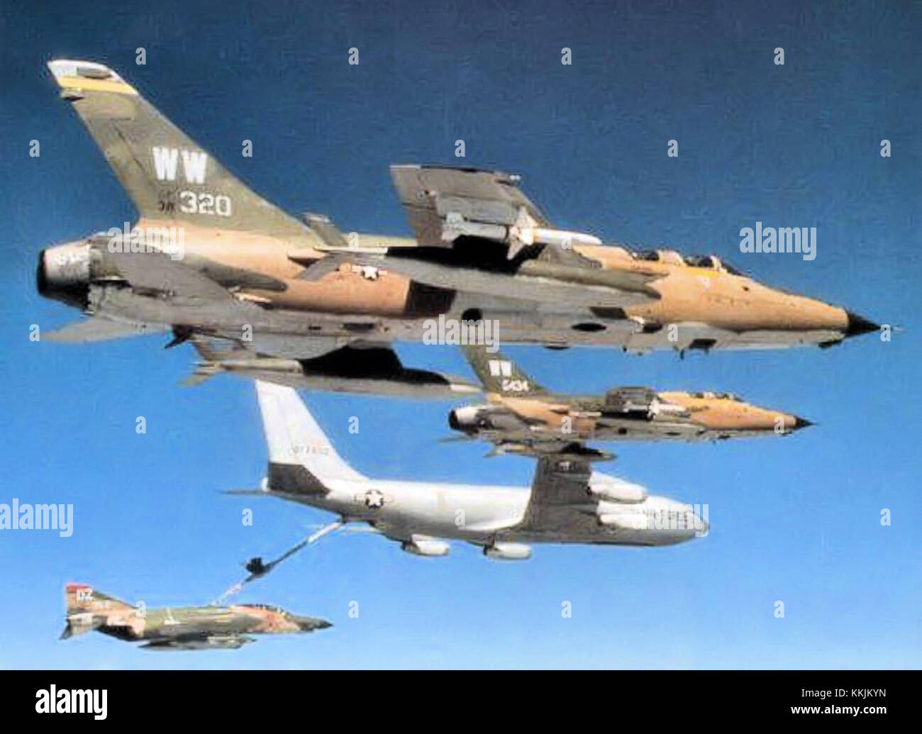 L'F-105D Thunderchief, appartenente al 561st Tactical Fighter Squadron, è un aereo da caccia statunitense noto per il suo ruolo nella guerra del Vietnam. L'aereo visto in volo mette in evidenza la sua capacità militare e il suo significato in combattimento aereo. Foto Stock