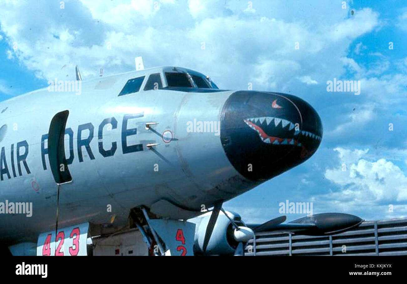 L'RC-121D è un aereo militare utilizzato dal 552d Airborne Early Warning and Control Wing per la sorveglianza e il controllo in volo. Questo aeromobile svolge un ruolo fondamentale nel monitoraggio dello spazio aereo e nella fornitura di copertura radar per le operazioni militari. Foto Stock