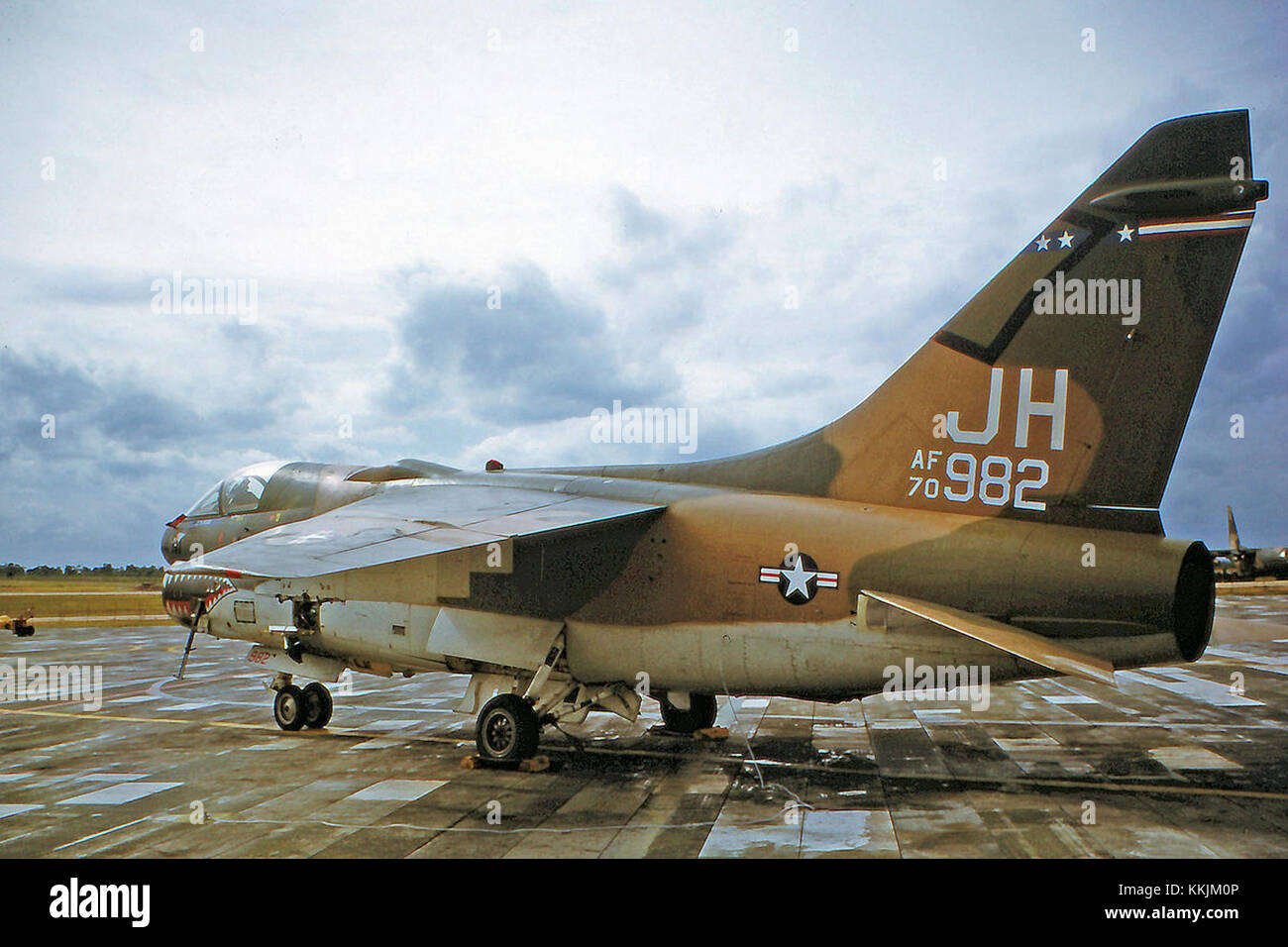 L'A-7D Corsair II, parte del 3D Tactical Fighter Squadron, era un aereo d'attacco avanzato utilizzato dalla U.S. Air Force. L'aereo, numero di coda 70-0982, fu coinvolto in varie operazioni militari durante il suo servizio. Foto Stock